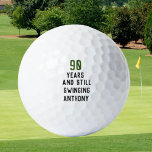 Balles De Golf Anniversaire Golfer Funny 90e heureux papa Par<br><div class="desc">90 ans et toujours en mouvement,  drôle 90ème anniversaire citent des balles de golf. Parfait pour papa,  grand-père,  stepdad. Idée cadeau de golfeur. Vous pouvez personnaliser l'année et le nom.</div>