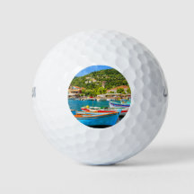 Bateaux de pêche grecs colorés dans le port de Kio