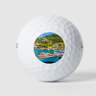 Balles De Golf Bateaux de pêche grecs colorés dans le port de Kio