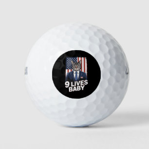 Balles De Golf Chat dans une suite avec la coiffure Trump Drapeau