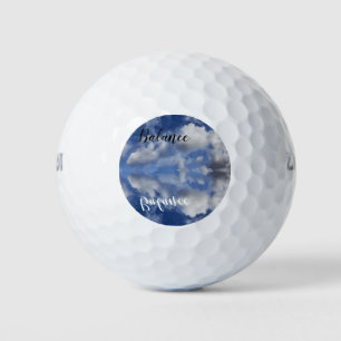 Balles De Golf Équilibrer un nuage souple blanc heureux, réflexio