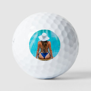 Balles De Golf Femme de bikini à la piscine - QG