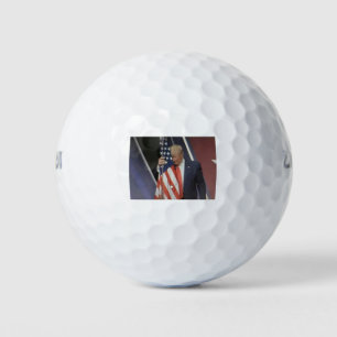Balles De Golf Le président Trump étreignant le drapeau américain