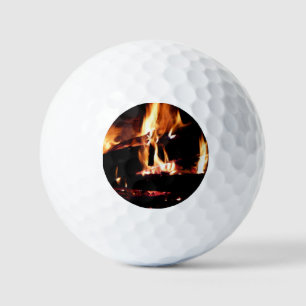Balles De Golf Logs dans la cheminée Photographie de feu chaud