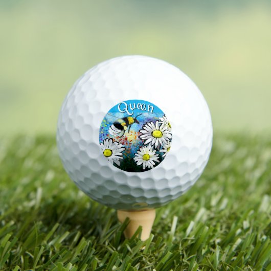 Balles De Golf Whimsical Bumble Bee in Daisies Personalized (T-shirt Insitu)