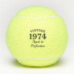 Balles De Tennis Funny 50e anniversaire 1974 Âgé à la perfection co<br><div class="desc">50e anniversaire 1974 Âgé à la perfection balles de tennis. Cadeau sportif personnalisé pour mari, père, grand-père, frère, petit ami, collègue, collègue, employé, enseignant, entraîneur, joueur, ami, mère, épouse, soeur, tante, grand-mère, patron, etc. Design vintage de typographie à grandes lettres avec une citation drôle. Cinquantième Anniversaire fête de cadeaux surprise....</div>