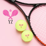 Balles De Tennis Thème de tennis Pink Girly Monogramme Nom<br><div class="desc">Les joueurs de tennis simples et les équipes doubles adoreront ce thème de tennis girly rose conçu. Design moderne logo icône avec deux raquettes et une balle. Ajoutez vos initiales pour créer une conception customisée. Servez le style et la personnalité avec ces balles de tennis chic et rose monogrammée! Idéal...</div>