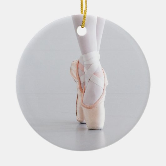 Ballet Dancer Pointe Shoes Roze Slippers Keramisch Ornament (Voorkant)