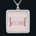 Ballet personnalisé Barre de danse Collier enseign<br><div class="desc">Le collier présente une illustration originale sur le thème du ballet d'une barre de ballet. Parfait comme cadeau de vacances ou de récital pour votre ballerine préférée,  passionné de danse ou professeur de danse!</div>