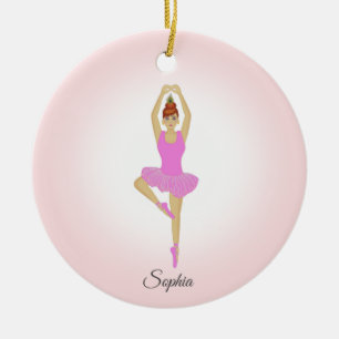 Balletdanser gekleed in lichtroze keramisch ornament