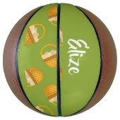 Ballon De Basket Oeufs en corbeille marron sur vert (Vertical)