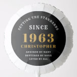 Ballon Gonflable 60th Birthday 1963 Ajouter Nom Black Gold<br><div class="desc">Un magnifique design or d'anniversaire sur un ballon de fête pour cette célébration spéciale. Customisez facilement le texte à l'aide du modèle fourni. Une partie de la gamme de normes d'établissement de fournitures d'anniversaire.</div>