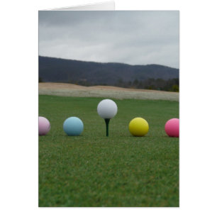 Ballons de golf aux couleurs vives sur une montagn