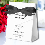 Ballotins Anniversaire de mariage classique élégant Personna<br><div class="desc">Élégance classique pour n'importe quel anniversaire de Mariage Customisé Simple Chic Ballotin blanc. Vous pouvez saisir une date d'anniversaire de mariage et de mariage pour un Ballotin Mariage classique élégant et personnalisé avec les noms de mariée et de chambre et toute date d'anniversaire. Cliquez sur personnaliser ce modèle pour customiser...</div>