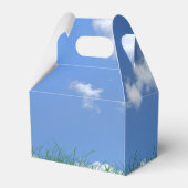 Ballotins balle de golf blanc et drapeau dans l'herbe (Arrière)