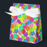 Ballotins Ballons colorés de la fête du Pickleball<br><div class="desc">Sac cadeau ballotin festive pour tout joueur de pickleball avec confettis colorés et ballons de pickleball sur un arrière - plan blanc. Bleu, rouge, vert vif, jaune, rose et violet ballons faits de boules de pickleball. Fête de fin de saison, félicitations, sac cadeau de tournoi ballotin pour votre maman, papa,...</div>