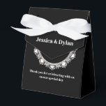 Ballotins Ballotin de traitement de fête<br><div class="desc">Cette boîte de fête est présentée dans une élégante couleur noir et blanc avec un accent brillant diamant au centre avant. Customisez cet élément et modifiez l'exemple de texte sur le vôtre avec ce modèle. Astuce : Ajoutez simplement vos bonnes friandises et ajoutez un ruban festif.</div>