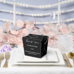 Ballotins Ballotin de traitement de fête<br><div class="desc">Cette boîte de faveur de fête est affichée dans une couleur noire élégante. Customisez cet élément et modifiez l'exemple de texte sur le vôtre. Astuce : Ajoutez simplement vos bonnes friandises et ajoutez un ruban festif.</div>