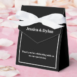 Ballotins Ballotin de traitement de fête<br><div class="desc">Cette boîte de faveur de fête est affichée dans une élégante couleur noir et blanc. Customisez cet élément et modifiez l'exemple de texte sur le vôtre. Astuce : Ajoutez simplement vos bonnes friandises et ajoutez un ruban festif.</div>