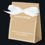 Ballotins Ballotin de traitement de fête<br><div class="desc">Cette boîte de faveur de fête est affichée dans une élégante brindille et couleur blanche. Customisez cet élément et modifiez l'exemple de texte sur le vôtre. Astuce : Ajoutez simplement vos bonnes friandises et ajoutez un ruban festif.</div>