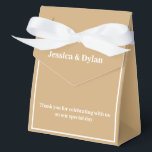 Ballotins Ballotin de traitement de fête<br><div class="desc">Cette boîte de faveur de fête est affichée dans une élégante brindille et couleur blanche. Customisez cet élément et modifiez l'exemple de texte sur le vôtre. Astuce : Ajoutez simplement vos bonnes friandises et ajoutez un ruban festif.</div>