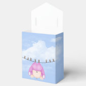 Ballotins Bébé Fille Accrochée Sur La Ligne De Vêtements (Ouvert)