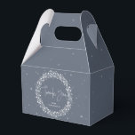 Ballotins Bleu gris brillant Merci<br><div class="desc">Une couronne de Noël de lumières scintillantes contre un arrière - plan gris-bleu. La police de script "Merci" est une image, elle peut donc être redimensionnée, pivotée et repositionnée. Le reste du texte est entièrement modifiable. D'autres couleurs, différentes tailles/formes de ballotin et d'éléments de coordination sont disponibles dans mon magasin....</div>