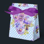 Ballotins Blue En vichy Pansy Floral Mariage Gâteau Faveur<br><div class="desc">Shabby Chic Blue En vichy Pansy Floral Cake design,  avec un nom entièrement personnalisable. Conçu à partir d'un de mes dessins originaux de chat,  un must pour tous les amoureux de les chats!.</div>