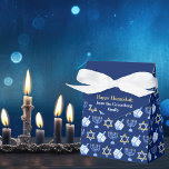 Ballotins Blue Hanoukka Menorah Dreidel Cute Custom Party<br><div class="desc">Belle Hanoukka party de faveur boîte en joli bleu avec un motif cool de la star du judaïsme,  rêveur pour les jeux de Chanukah amusants,  et la menorah juive pour le jour férié. Personnalisez avec votre propre message cadeau de votre famille.</div>