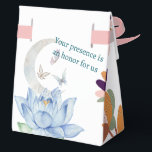 Ballotins Boho Lotus & Moon Wedding Favor Box avec Ruban<br><div class="desc">Ajoutez une touche magique à votre fête mariage avec ce ballotin boho magnifiquement conçu. Avec des illustrations artistiques de mains, anneaux mariages, étoiles et une fleur sereine de lotus sous une lune de croissant, cette boîte est parfaite pour offrir des petits cadeaux ou des gâteries à vos invités. L'élégante palette...</div>