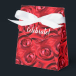 Ballotins Boîte cadeau Red Roses<br><div class="desc">arrière - plan de roses rouges avec blanc "Celebrate"</div>