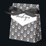 Ballotins Boîte cadeaux géométrique en noir et blanc<br><div class="desc">Boîte cadeau classique en noir et blanc. Lit le Merci. Idéal pour les mariages monochromes noirs et blancs,  les cravates noires et autres célébrations. Conçu par Sarah Trett.</div>