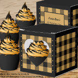 Ballotins Boîte de Faveur de Cœur - Vérification de Buffalo<br><div class="desc">Boîte de faveur de cœur en or et noir avec motif de vérification de buffalo. Le texte au dos de la boîte est personnalisable. Si vous utilisez le bouton / outil 'Modifier le design', vous pouvez également ajouter vos propres images / photos. D'autres coloris sont disponibles. Voir la collection de...</div>