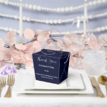 Ballotins Boîte de faveur de friandise de fête<br><div class="desc">Cette boîte de faveur de fête est présentée dans une élégante couleur marine.
Personnalisez cet article et remplacez le texte d'exemple par le vôtre.
Astuce : il suffit d'ajouter vos délicieuses friandises et un ruban de fête.</div>