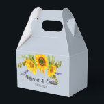 Ballotins Boîte de Faveur de Mariage Personnalisée avec Tour<br><div class="desc">Jolie boîte de faveur de mariage présentant un bouquet de tournesols à l'aquarelle sur un fond Plein Air (un bleu pâle) avec des blocs de texte personnalisables dans des polices modernes</div>