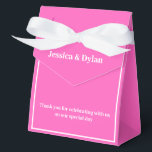 Ballotins Boîte de faveur de traitement de fête<br><div class="desc">Cette boîte de faveur de fête est présentée dans une couleur rose chaud élégante et blanche.
Personnalisez cet article et remplacez le texte d'exemple par le vôtre.
Conseil : il suffit d'ajouter vos délicieux friandises et un ruban de fête.</div>