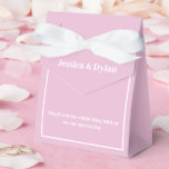 Ballotins Boîte de faveur de traitement de fête<br><div class="desc">Cette boîte de faveur de fête est présentée dans une couleur mauve et blanche élégante.
Personnalisez cet article et remplacez le texte d'exemple par le vôtre.
Conseil : il suffit d'ajouter vos excellents friandises et un ruban de fête.</div>
