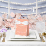 Ballotins Boîte de faveur de traitement de fête<br><div class="desc">Cette boîte de faveur de fête est présentée dans une couleur élégante pêche et blanc.
Personnalisez cet article et remplacez le texte d'exemple par le vôtre.
Conseil : Ajoutez simplement vos excellents traitements et ajoutez un ruban de fête.</div>