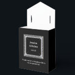 Ballotins Boîte de faveur de traitement de fête<br><div class="desc">Cette boîte de faveur de fête est présentée dans une couleur élégante noir et blanc avec un accent de scintillement de diamant au centre avant.
Personnalisez cet article et changez le texte d'exemple au vôtre avec ce modèle.
Astuce: Ajoutez simplement vos excellents traitements et ajoutez un ruban de fête.</div>