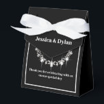 Ballotins Boîte de faveur de traitement de fête<br><div class="desc">Cette boîte de faveur de fête est présentée dans une couleur élégante noir et blanc avec un accent de scintillement de diamant au centre avant. Personnalisez cet article et remplacez le texte d'exemple par le vôtre grâce à ce modèle. Astuce : il suffit d'ajouter vos excellents traitements et un ruban...</div>