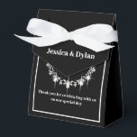 Ballotins Boîte de faveur de traitement de fête<br><div class="desc">Cette boîte de faveur de fête est présentée dans une couleur élégante noir et blanc avec un accent de scintillement de diamant au centre avant. Personnalisez cet article et remplacez le texte d'exemple par le vôtre grâce à ce modèle. Astuce : il suffit d'ajouter vos excellents traitements et un ruban...</div>