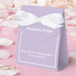 Ballotins Boîte de faveur de traitement de fête<br><div class="desc">Cette boîte de faveur de fête est présentée dans une couleur lavande et blanche élégante.
Personnalisez cet article et remplacez le texte d'exemple par le vôtre.
Astuce : il suffit d'ajouter vos excellents traitements et un ruban de fête.</div>
