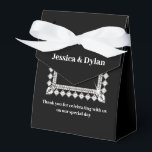 Ballotins Boîte de faveur de traitement de fête<br><div class="desc">Cette boîte de faveur de fête est présentée dans une élégante couleur noir et blanc avec un accent de scintillement de diamant au centre avant. Personnalisez cet article et remplacez le texte d'exemple par le vôtre grâce à ce modèle. Astuce : il suffit d'ajouter vos excellents traitements et un ruban...</div>