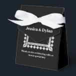 Ballotins Boîte de faveur de traitement de fête<br><div class="desc">Cette boîte de faveur de fête est présentée dans une couleur élégante noir et blanc avec un accent de scintillement de diamant au centre avant. Personnalisez cet article et remplacez le texte d'exemple par le vôtre grâce à ce modèle. Astuce : Ajoutez simplement vos excellents traitements et ajoutez un ruban...</div>