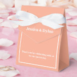Ballotins Boîte de faveur de traitement de fête<br><div class="desc">Cette boîte de faveur de fête est présentée dans une couleur élégante pêche et blanc.
Personnalisez cet article et remplacez le texte d'exemple par le vôtre.
Conseil : il suffit d'ajouter vos excellents traitements et une jolie ribbon festive.</div>
