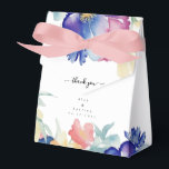 Ballotins Boîte de Faveurs de Fleurs Vibrantes Bohème<br><div class="desc">La boîte de faveur de tente de fleurs de printemps à l'aquarelle est une fusion étonnante d'élégance personnalisée et de beauté naturelle. Non seulement elle contient des jetons attentionnés, mais elle devient également un souvenir précieux pour les invités. La boîte, ornée de fleurs vibrantes, sert de représentation visuelle de l'amour...</div>