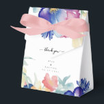Ballotins Boîte de Faveurs de Fleurs Vibrantes Bohème<br><div class="desc">La boîte de faveur de tente de fleurs de printemps à l'aquarelle est une fusion étonnante d'élégance personnalisée et de beauté naturelle. Non seulement elle contient des tokens attentionnés, mais elle devient également un souvenir précieux pour les invités. La boîte, ornée de fleurs vibrantes, sert de représentation visuelle de l'amour...</div>