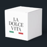 Ballotins Boîte de faveurs La Dolce Vita<br><div class="desc">Capturez le charme des célébrations italiennes avec la boîte de faveurs "La Dolce Vita". Avec une typographie noire intemporelle et des accents verts et rouges classiques de l'Italie, cette boîte ajoute de la sophistication aux mariages, aux fêtes et aux occasions spéciales. Idéal pour les faveurs, les souvenirs ou les petits...</div>