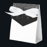 Ballotins Boîte de friandises à dégoulinure de paillettes po<br><div class="desc">La boîte de faveurs de fête est illustrée avec une fausse impression de dégoulinure de paillettes noir et blanc sur le rabat avant. Parfait pour offrir des friandises en cadeau. Personnalisez cet article ou achetez-le tel quel. Conseil : il suffit d'ajouter vos excellentes friandises et un joli ruban. Impression sous...</div>