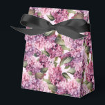 Ballotins Boîte de friandises à imprimer lilas<br><div class="desc">La boîte de cadeau est illustrée d'une impression florale de lilas. 
Personnalisez cet article ou achetez-le tel quel.
Astuce : il suffit d'ajouter vos excellentes friandises et un ruban de fête.



Image sous licence</div>